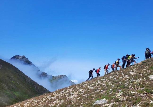 Para hacer asequible la experiencia de los Anillos de Picos a la gente joven, los del AMA Torrecerredo también han programado un viaje de 4 días por el Anillo Vindio del Cornión, dirigido a chavales entre 15 y 17 años