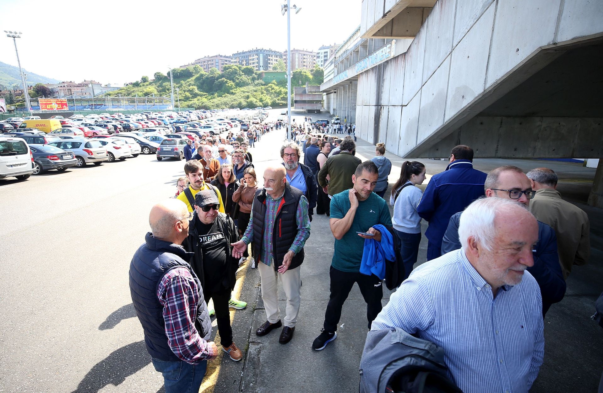 Los oviedistas acuden a la llamada del &#039;play off&#039;: largas colas para conseguir una entrada