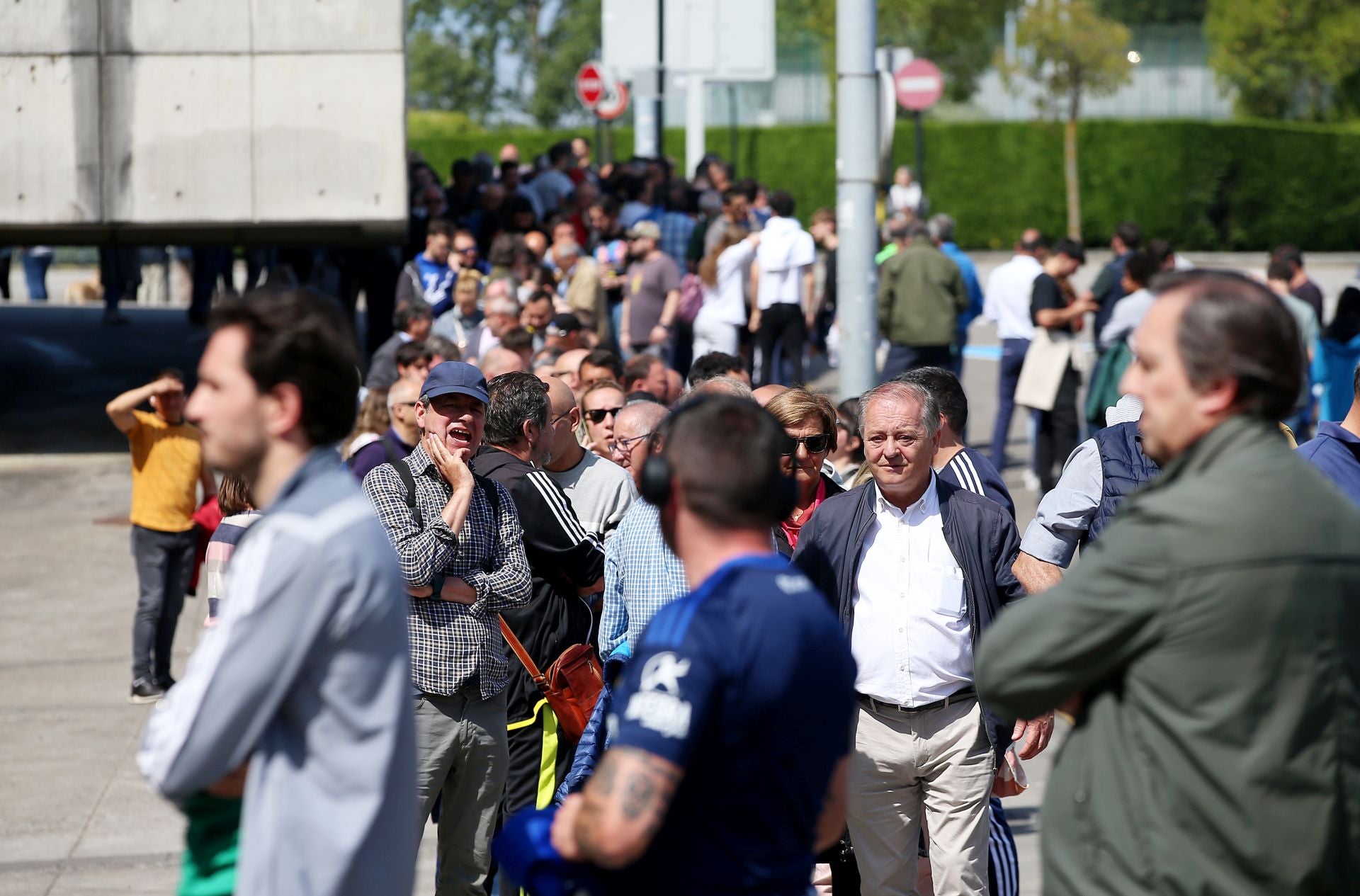 Los oviedistas acuden a la llamada del &#039;play off&#039;: largas colas para conseguir una entrada