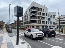 Uno de los radares de Lugones, en la avenida de Villa.