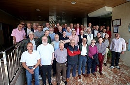 Los exalmunos posan en las escaleras de acceso al colegio Loyola junto al directordel centro.