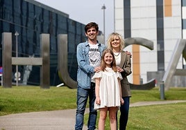 Noa Ramírez Casado, con sus padres, delante del HUCA.