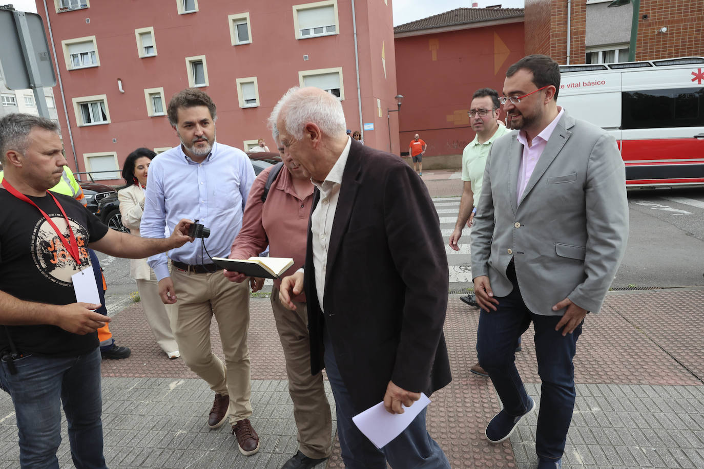 Baño de masas en el mitin del PSOE en Langreo con Josep Borrell