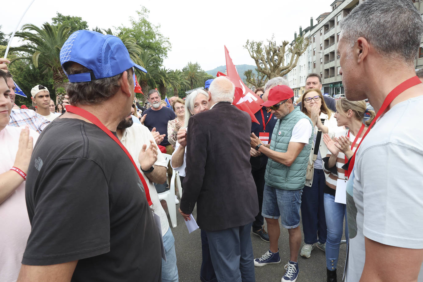 Baño de masas en el mitin del PSOE en Langreo con Josep Borrell