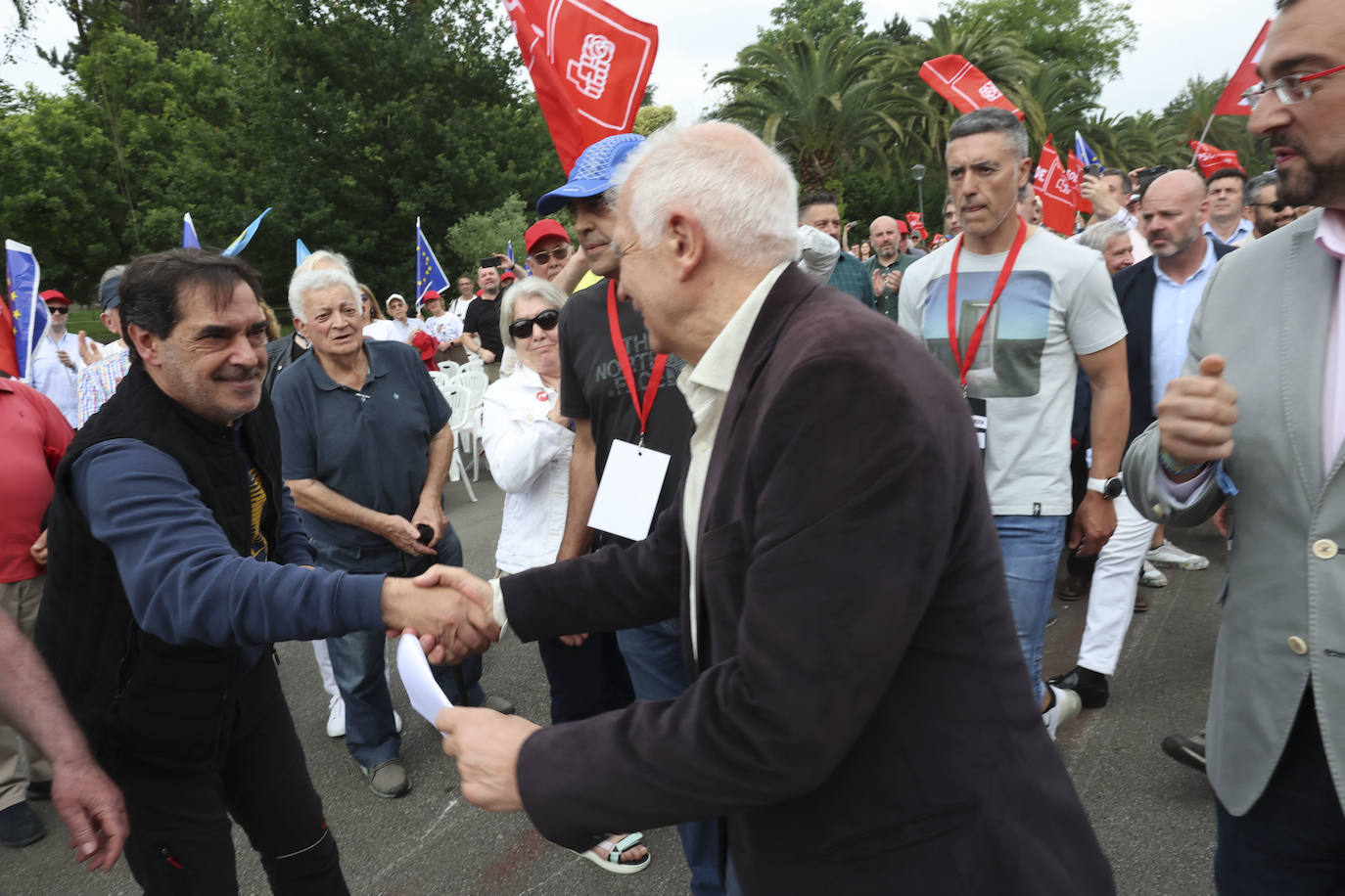 Baño de masas en el mitin del PSOE en Langreo con Josep Borrell