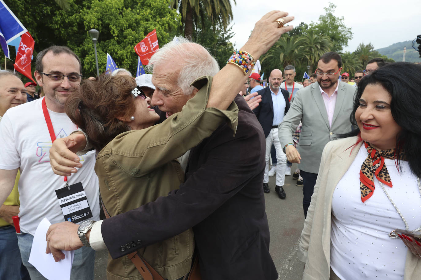 Baño de masas en el mitin del PSOE en Langreo con Josep Borrell