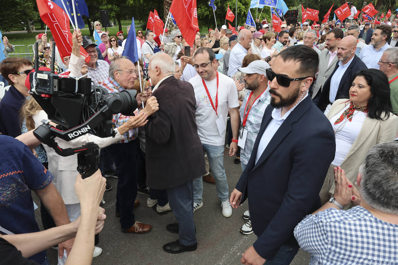 Baño de masas en el mitin del PSOE en Langreo con Josep Borrell