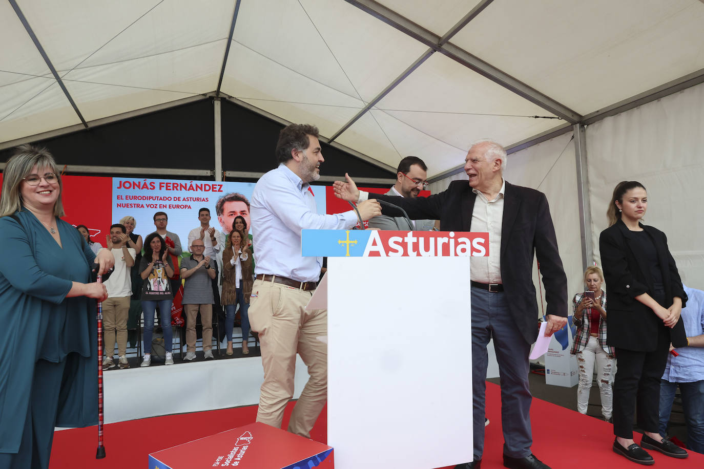 Baño de masas en el mitin del PSOE en Langreo con Josep Borrell