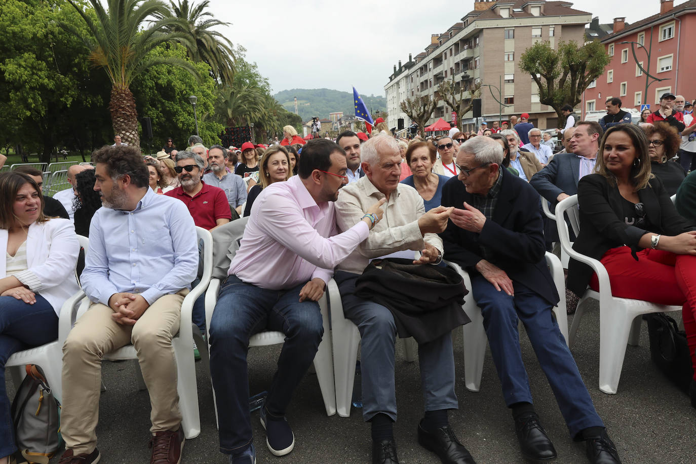 Baño de masas en el mitin del PSOE en Langreo con Josep Borrell