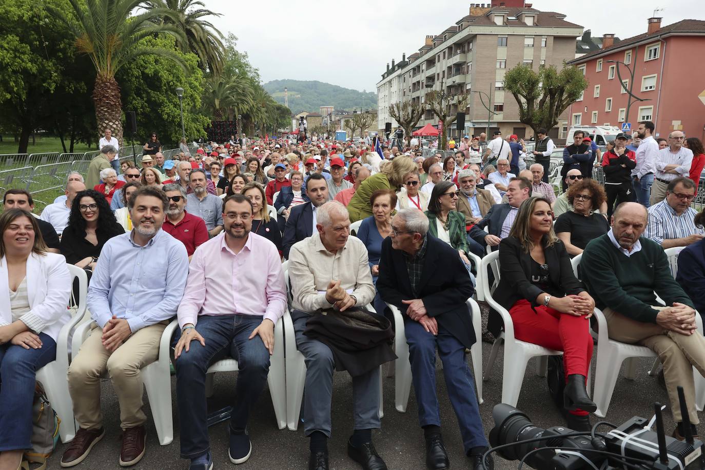 Baño de masas en el mitin del PSOE en Langreo con Josep Borrell