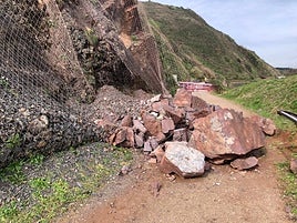 Rocas que se desprendieron en febrero y que aún no han sido retiradas.