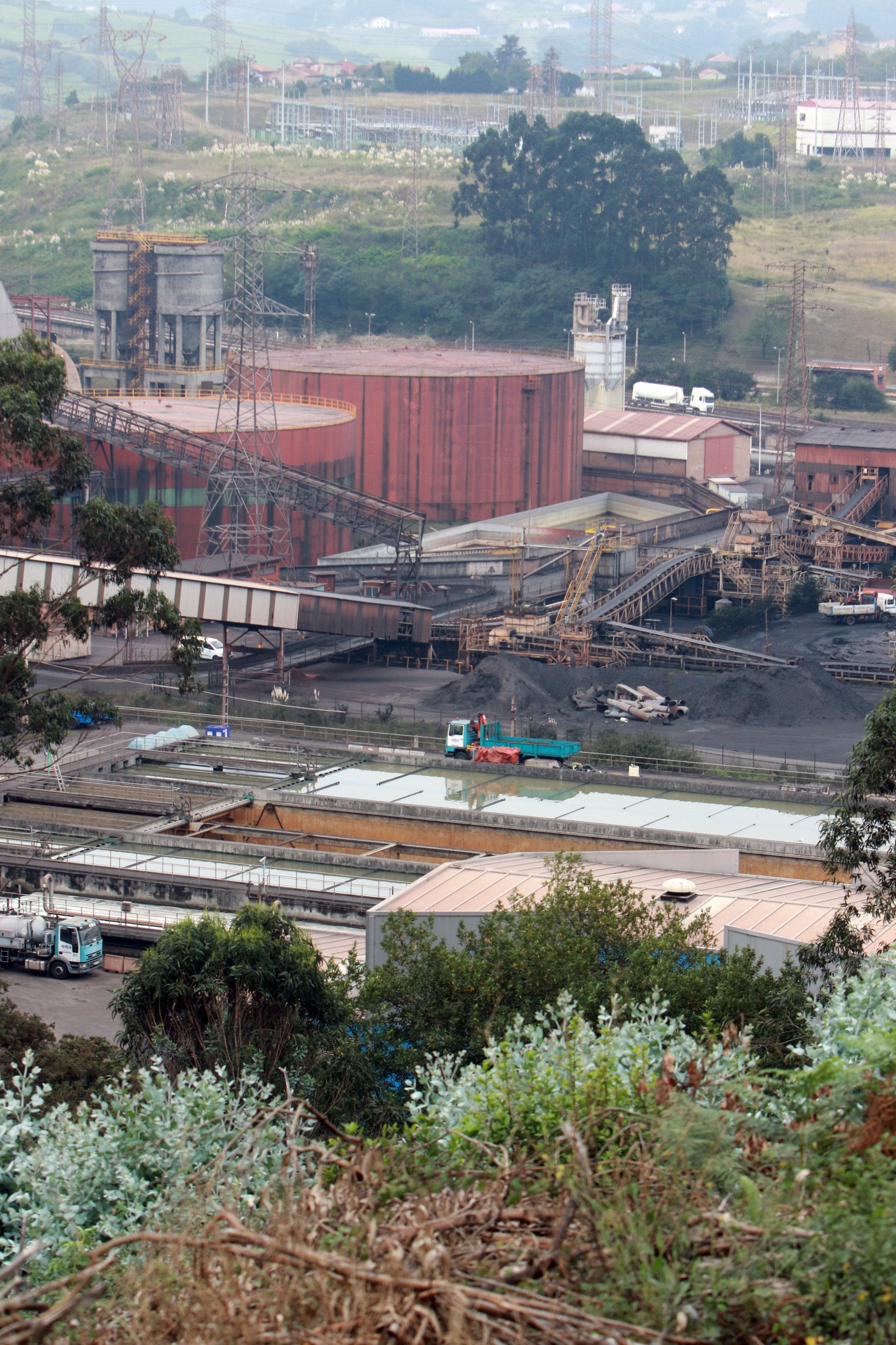 Un camión, en la estrecha carretera entre la EDAD y el parque de carbones.