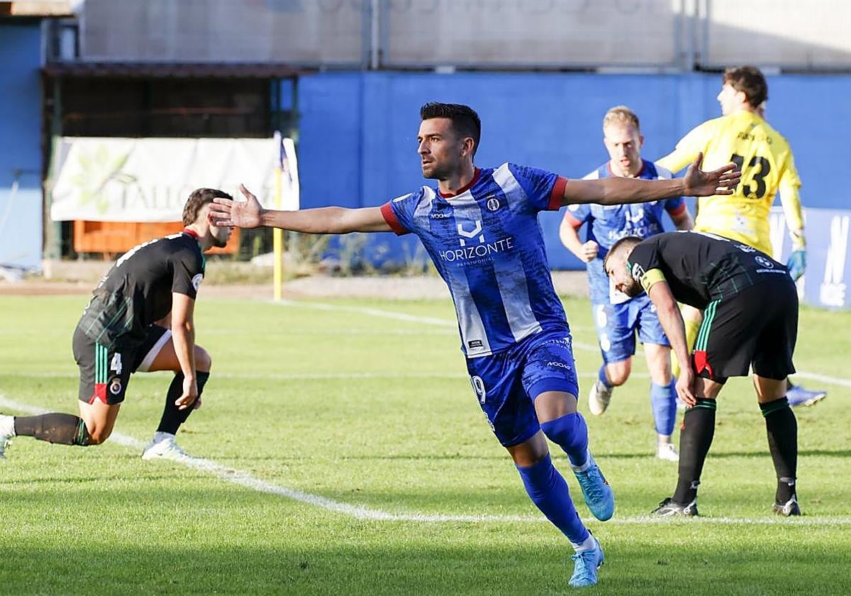 Natalio celebra un tanto con el equipo avilesino.