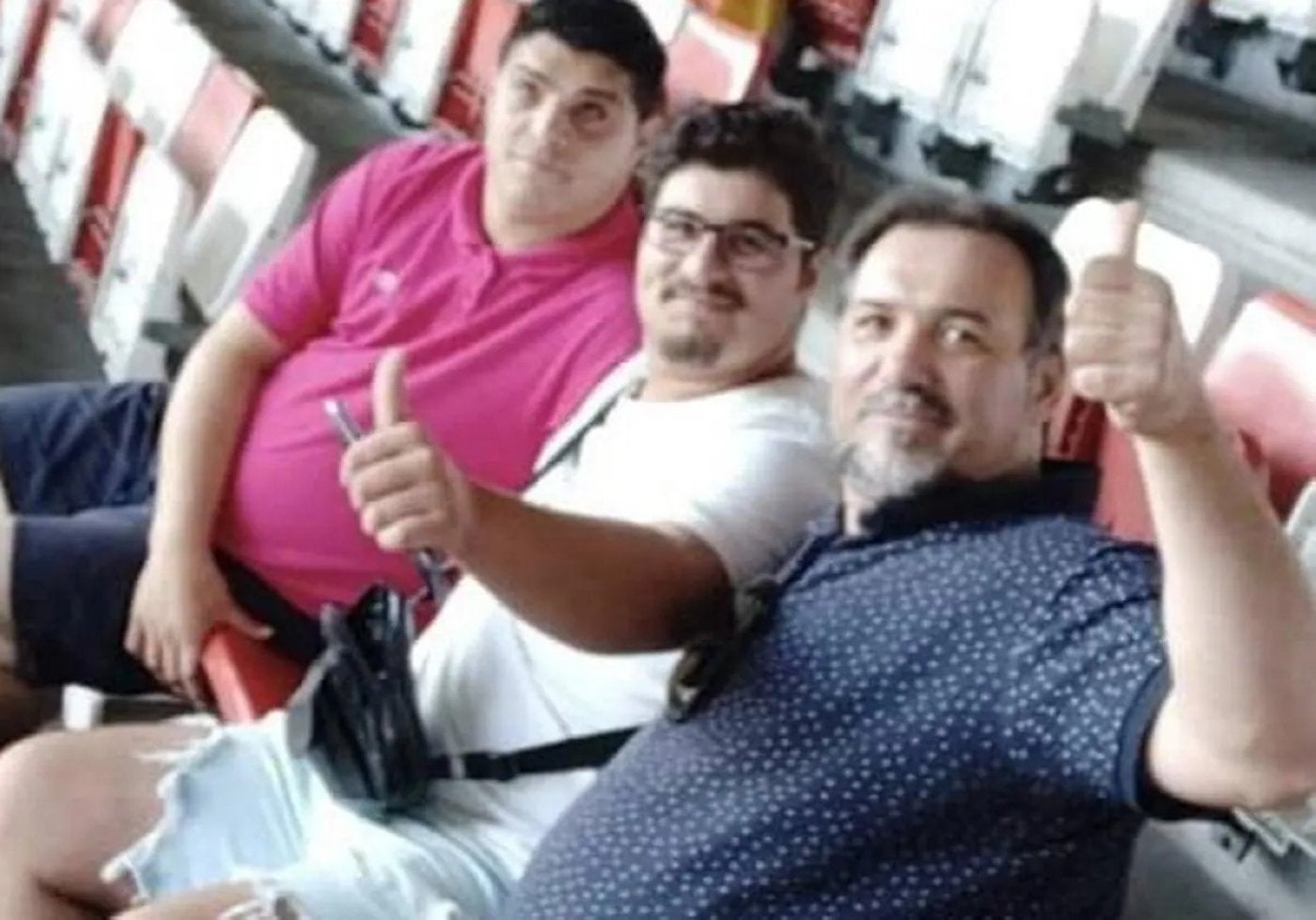 Eleazar (izda), en El Molinón, junto a sus familiares.