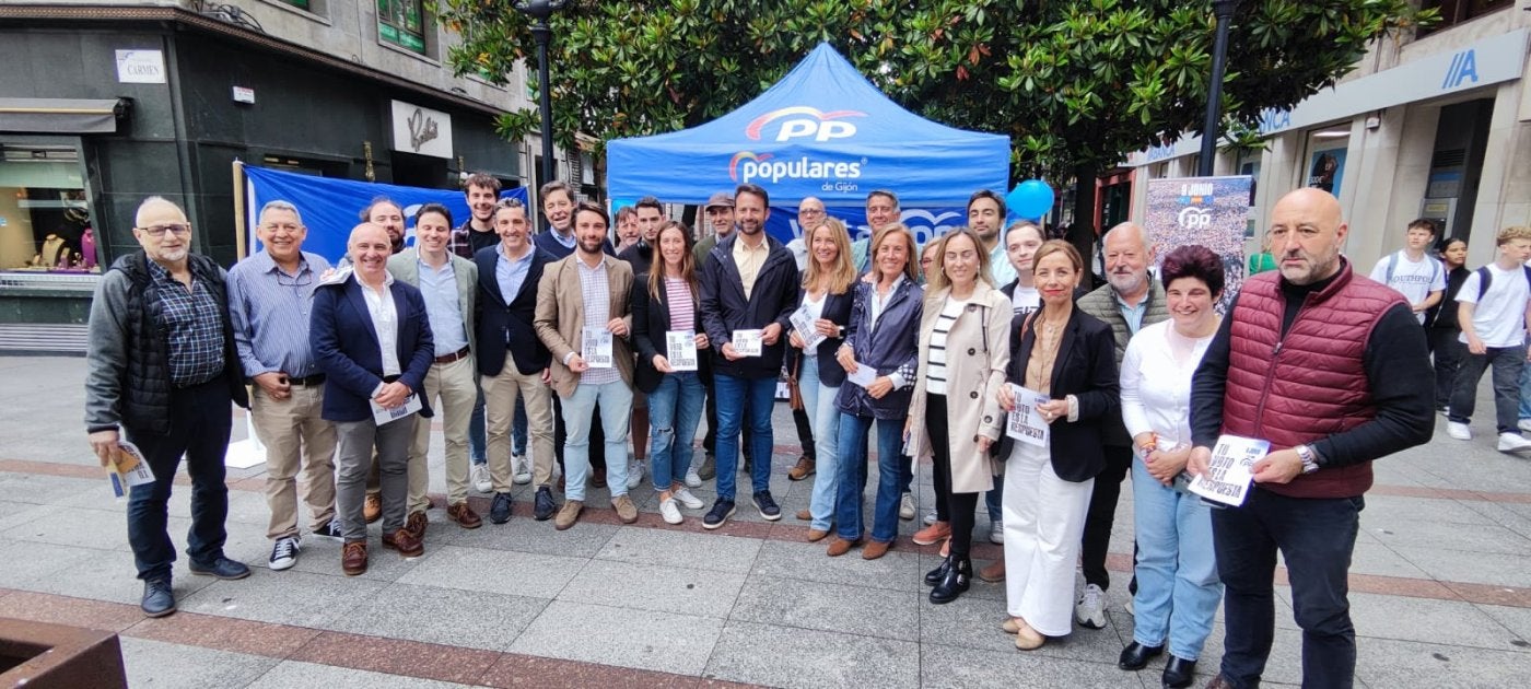 Susana Solís y Ángela Pumariega flanquean a Álvaro Queipo, junto con cargos y afiliados del PP.