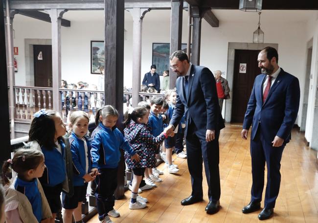 El presidente saluda a un grupo de alumnado de Educación Infantil del Colegio Reina Adosinda, de visita en el Ayuntamiento de Pravia.