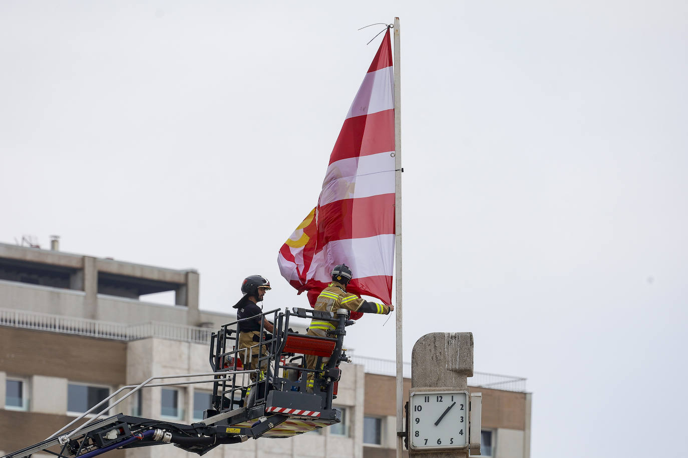 La Escalerona ya luce la bandera del Sporting