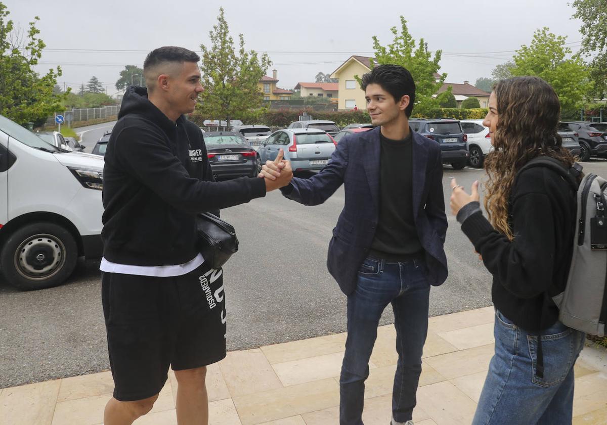 Imagen principal - Djuka saluda a Aleco y Fernanda Irarragorri. Róber Pier y Guille Rosas serán titulares mañana. El doctor Gonzalo Revuelta y el presidente, David Guerra. 