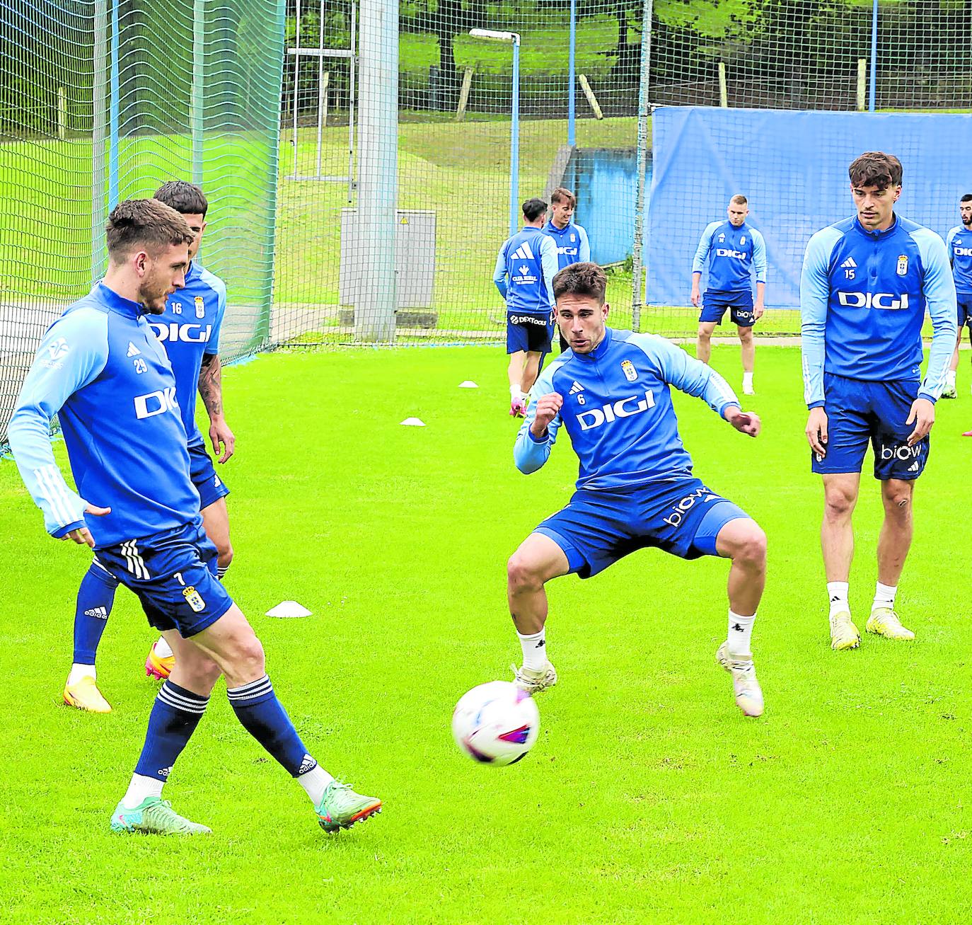 Jimmy intenta cortar el balón durante un rondo en el entrenamiento de la víspera al partido más importante del año. pablo Nosti