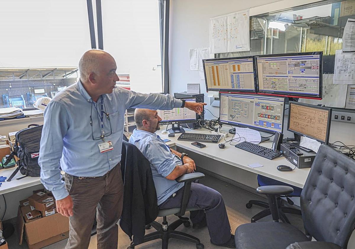 Sala de control. Josu Jiménez explica la información que aparece en las pantallas, donde Juan Ignacio Pardo está controlando la climatización.