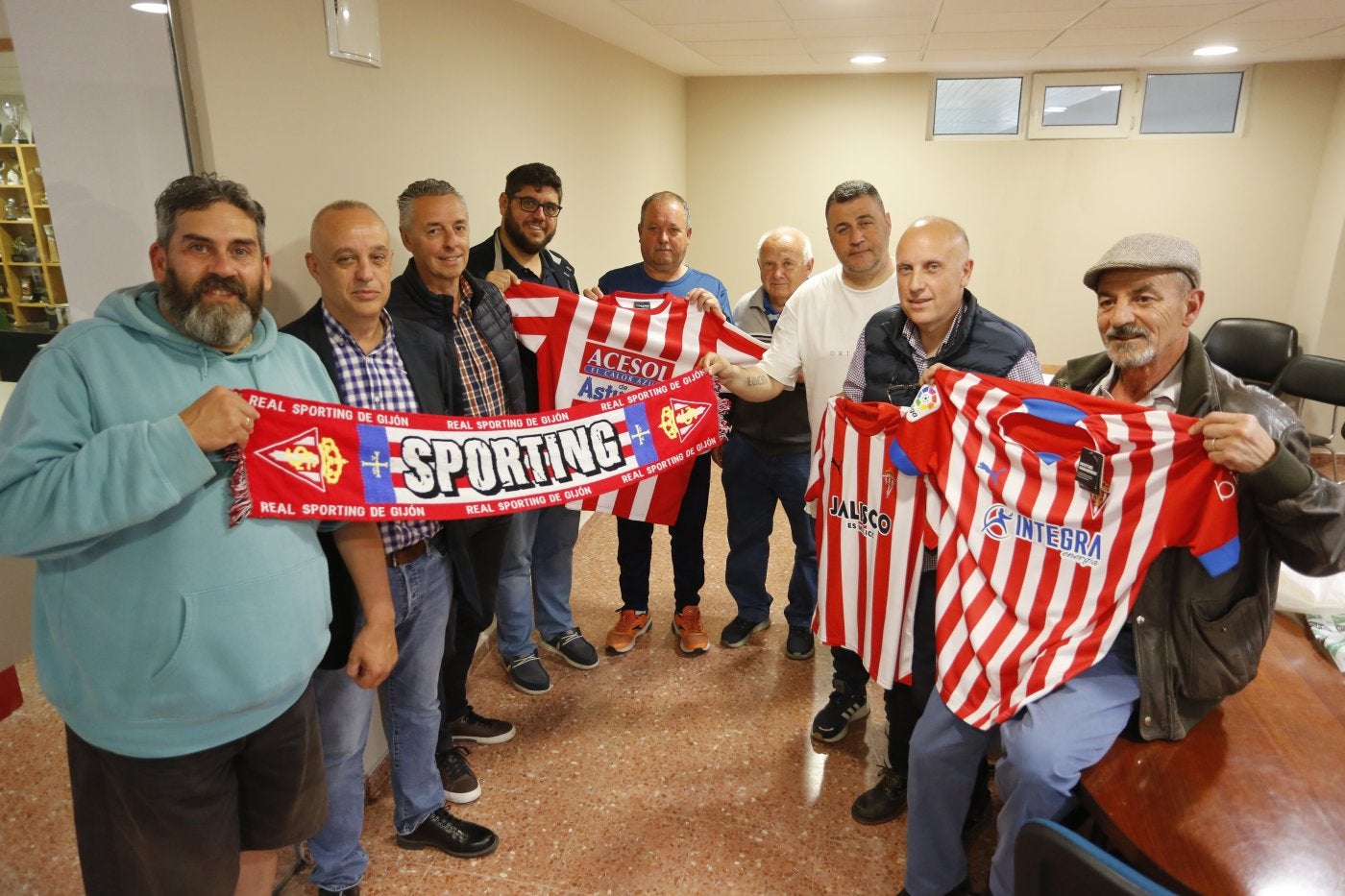 Unión. Algunos de los presidentes de los clubes deGijón posan en apoyo al Sporting.