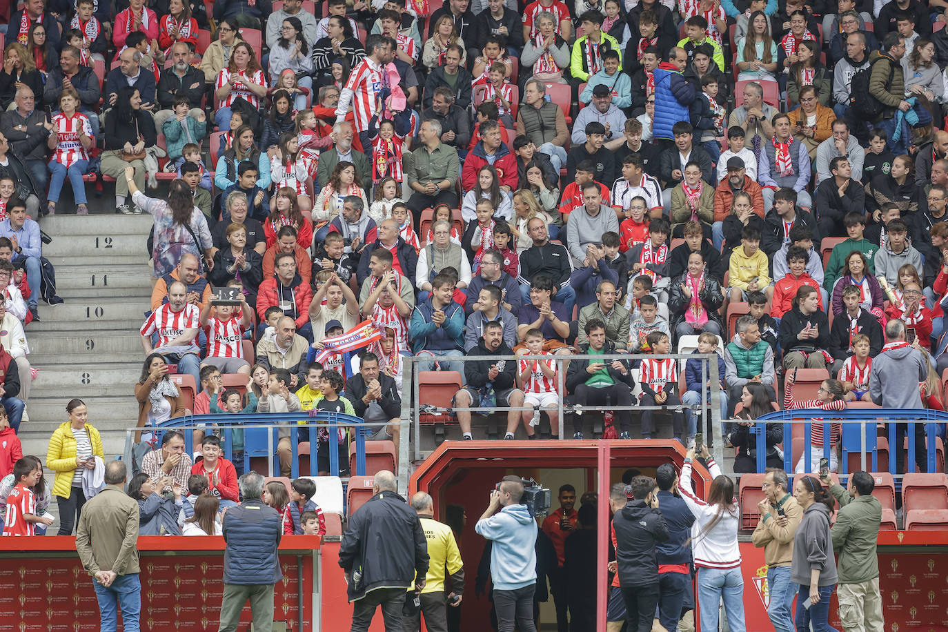 ¿Estuviste en el entrenamiento del Sporting en El Molinón? ¡Búscate en las fotos!