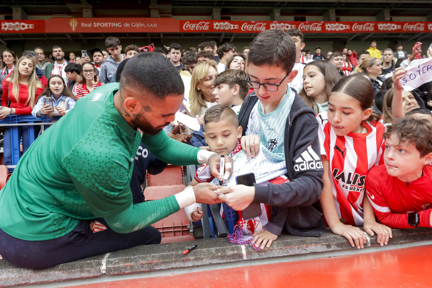 ¿Estuviste en el entrenamiento del Sporting en El Molinón? ¡Búscate en las fotos!