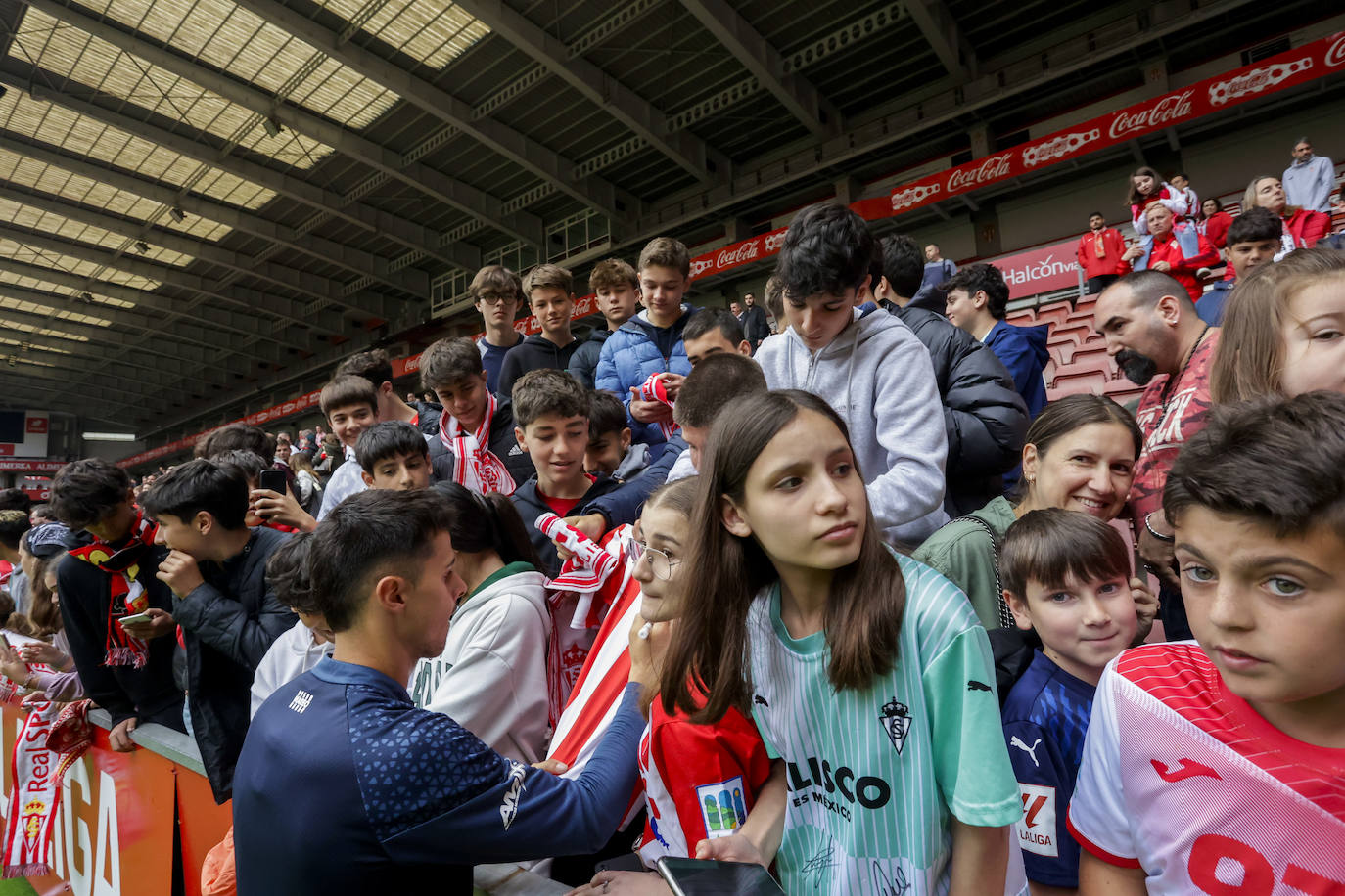 ¿Estuviste en el entrenamiento del Sporting en El Molinón? ¡Búscate en las fotos!