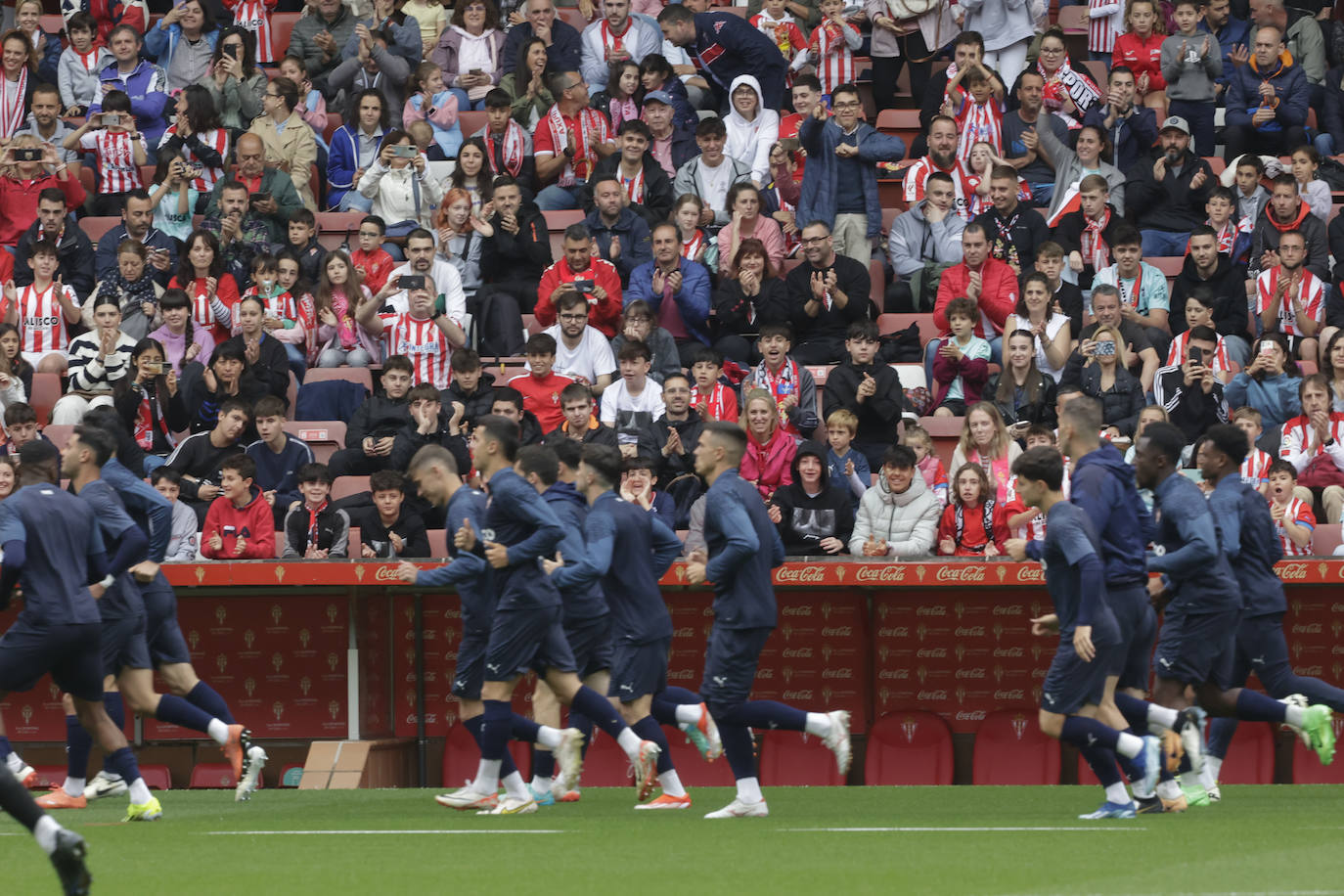 Así fue el especial entrenamiento del Sporting bañado por la Mareona