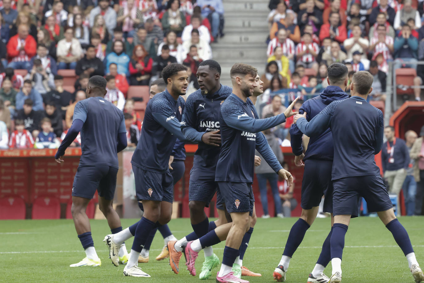 Así fue el especial entrenamiento del Sporting bañado por la Mareona