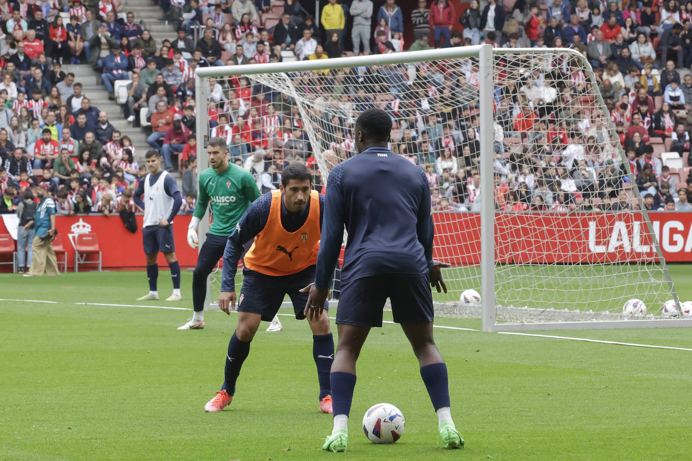 Así fue el especial entrenamiento del Sporting bañado por la Mareona