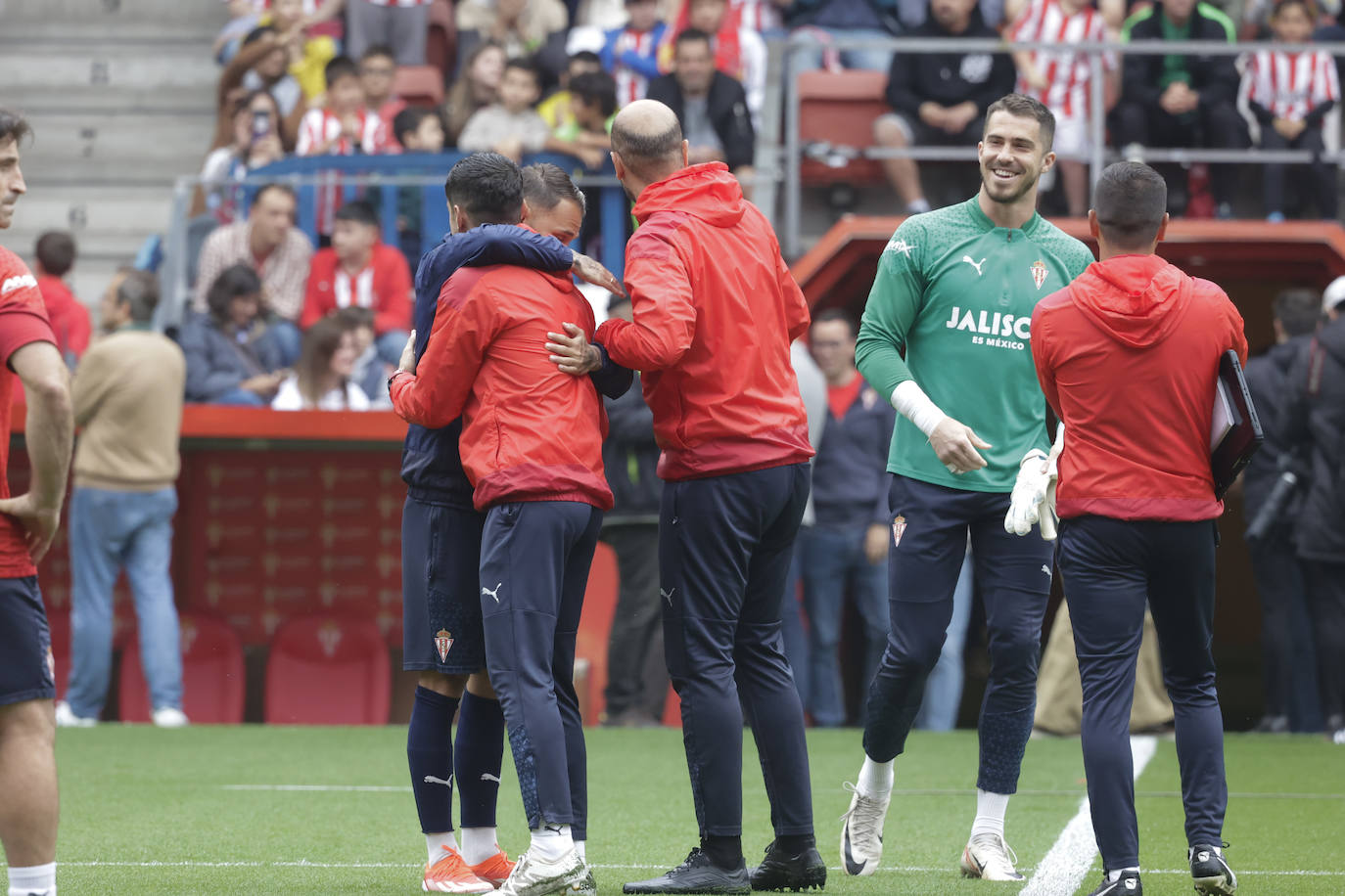 Así fue el especial entrenamiento del Sporting bañado por la Mareona