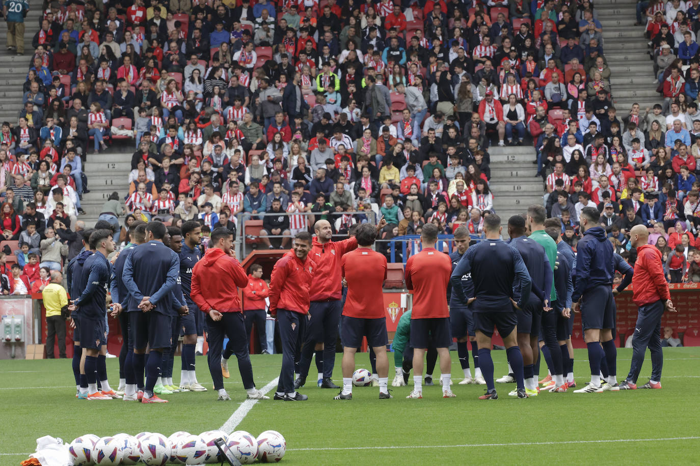 Así fue el especial entrenamiento del Sporting bañado por la Mareona