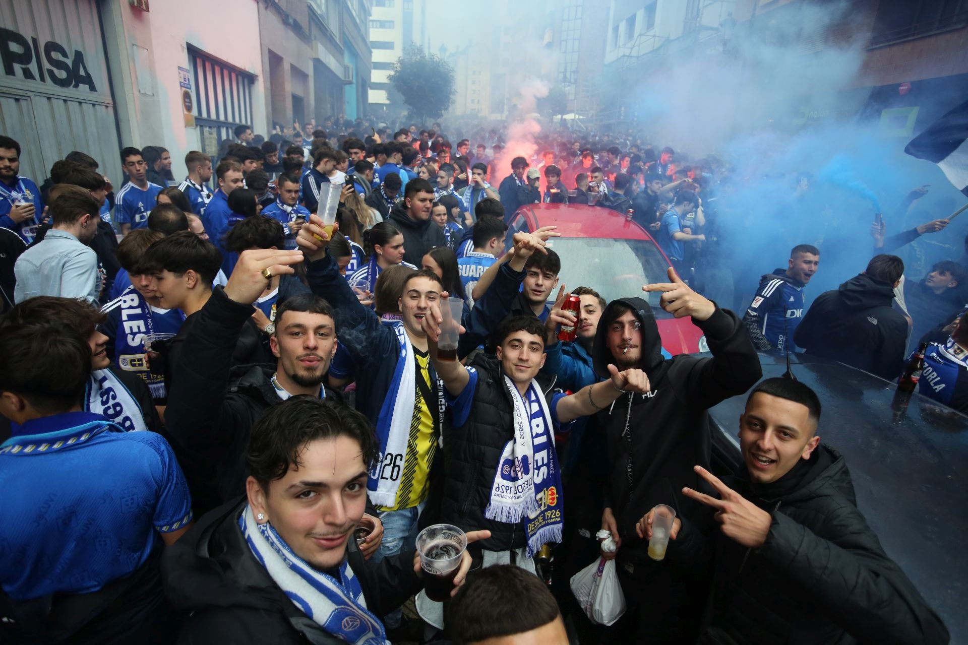 Afición inquebrantable: ambientazo en las calles para animar al Real Oviedo