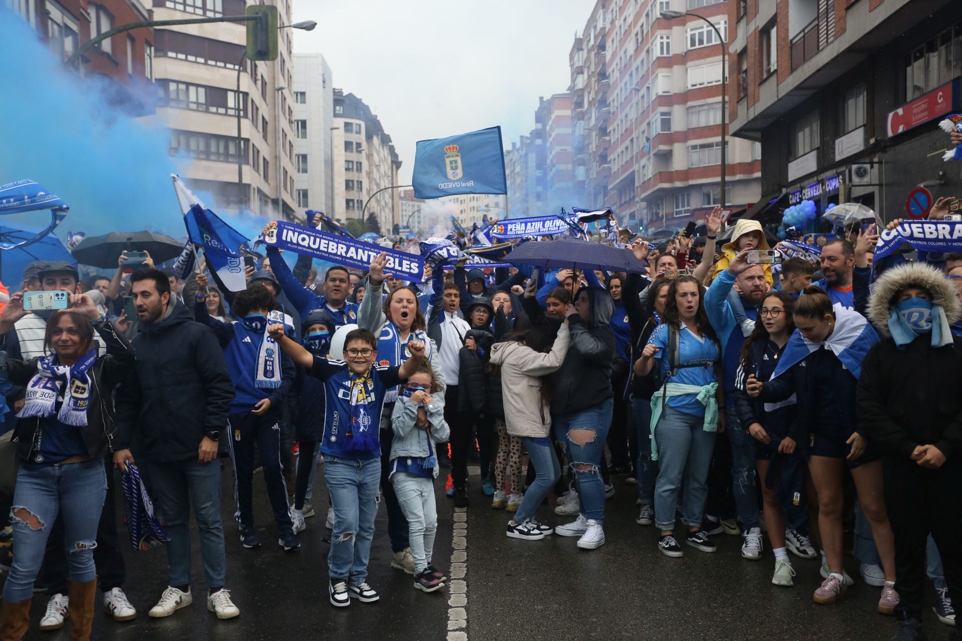 Afición inquebrantable: ambientazo en las calles para animar al Real Oviedo