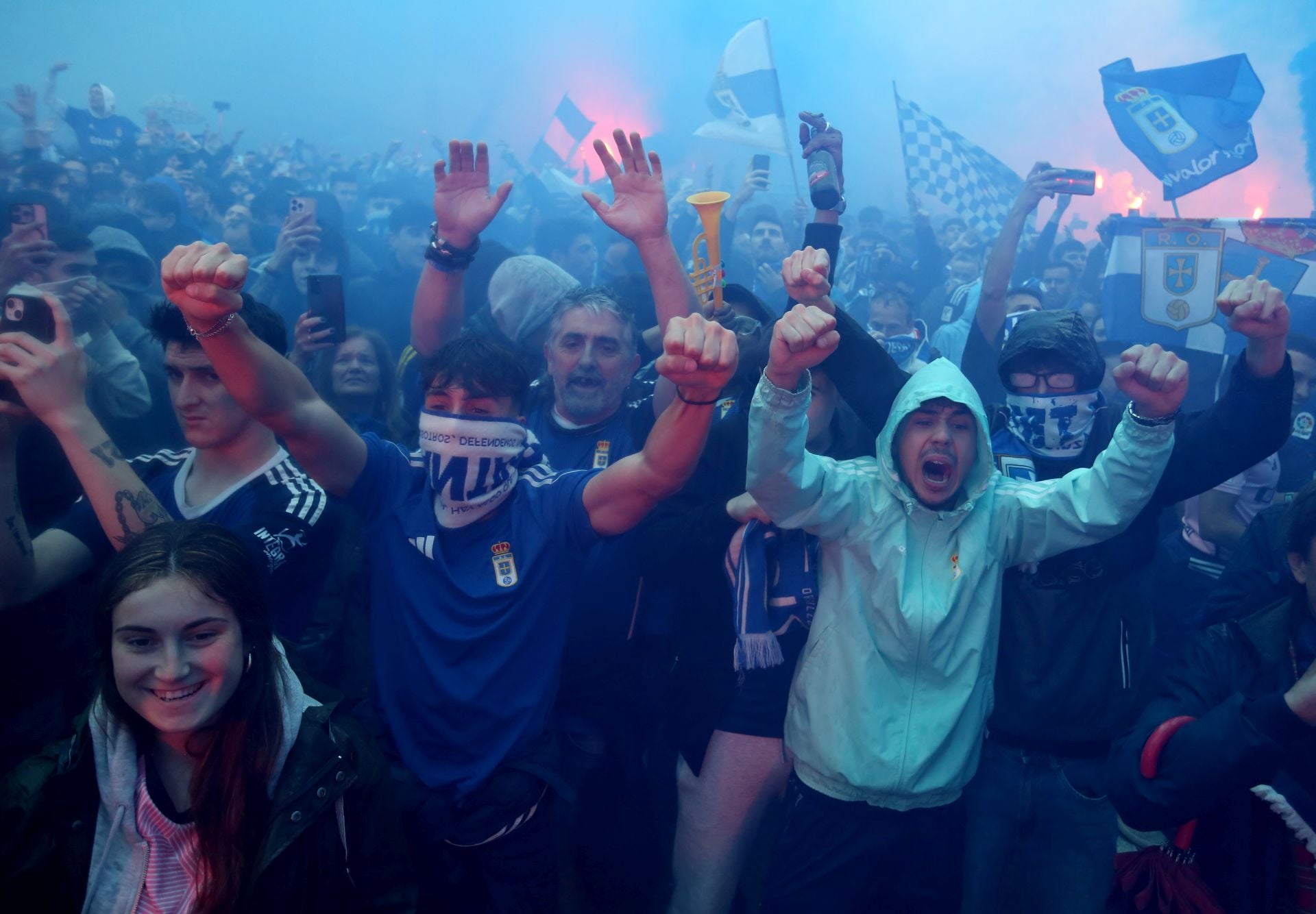 Fotos | Afición inquebrantable: ambientazo en las calles para animar al Real Oviedo