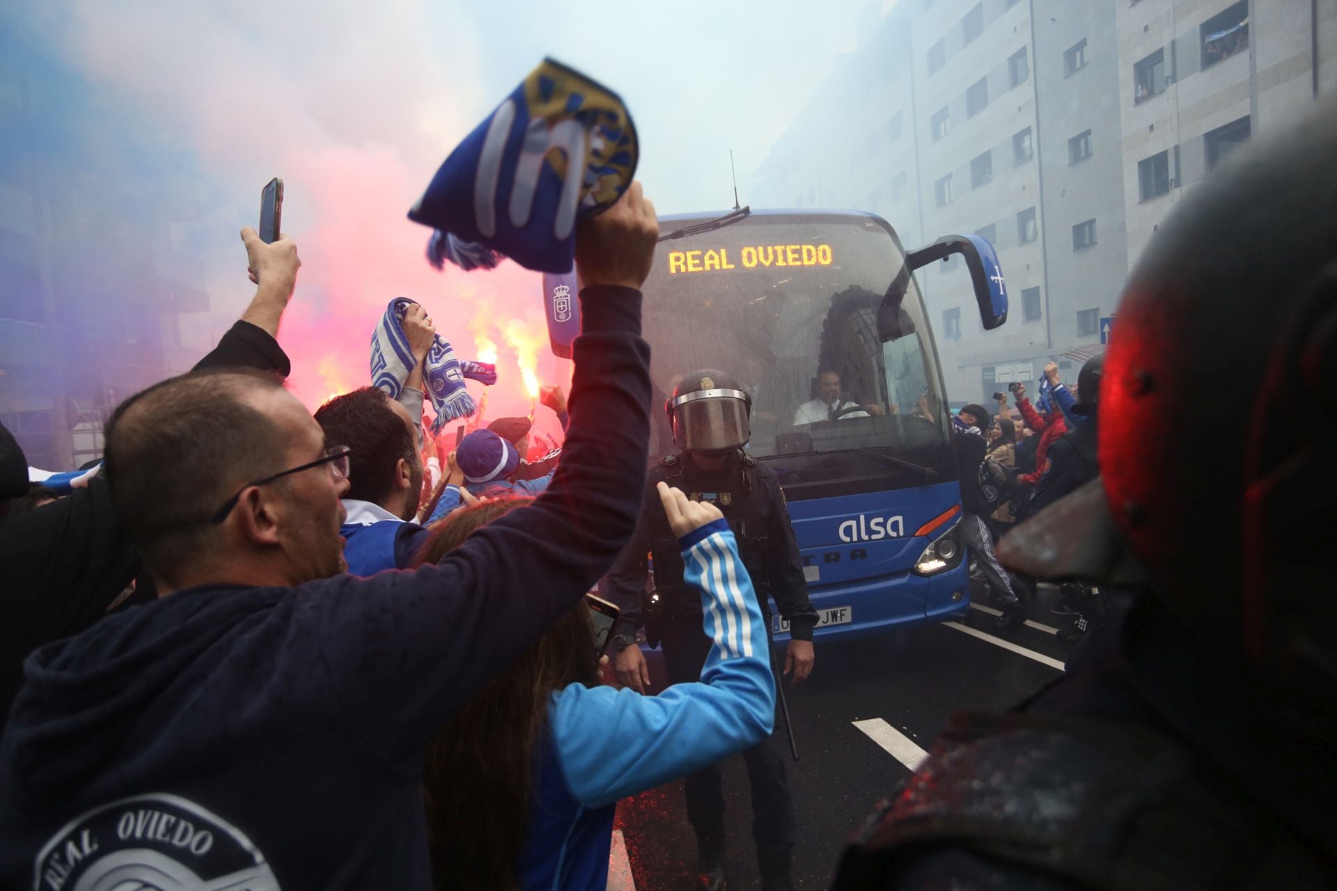 Afición inquebrantable: ambientazo en las calles para animar al Real Oviedo