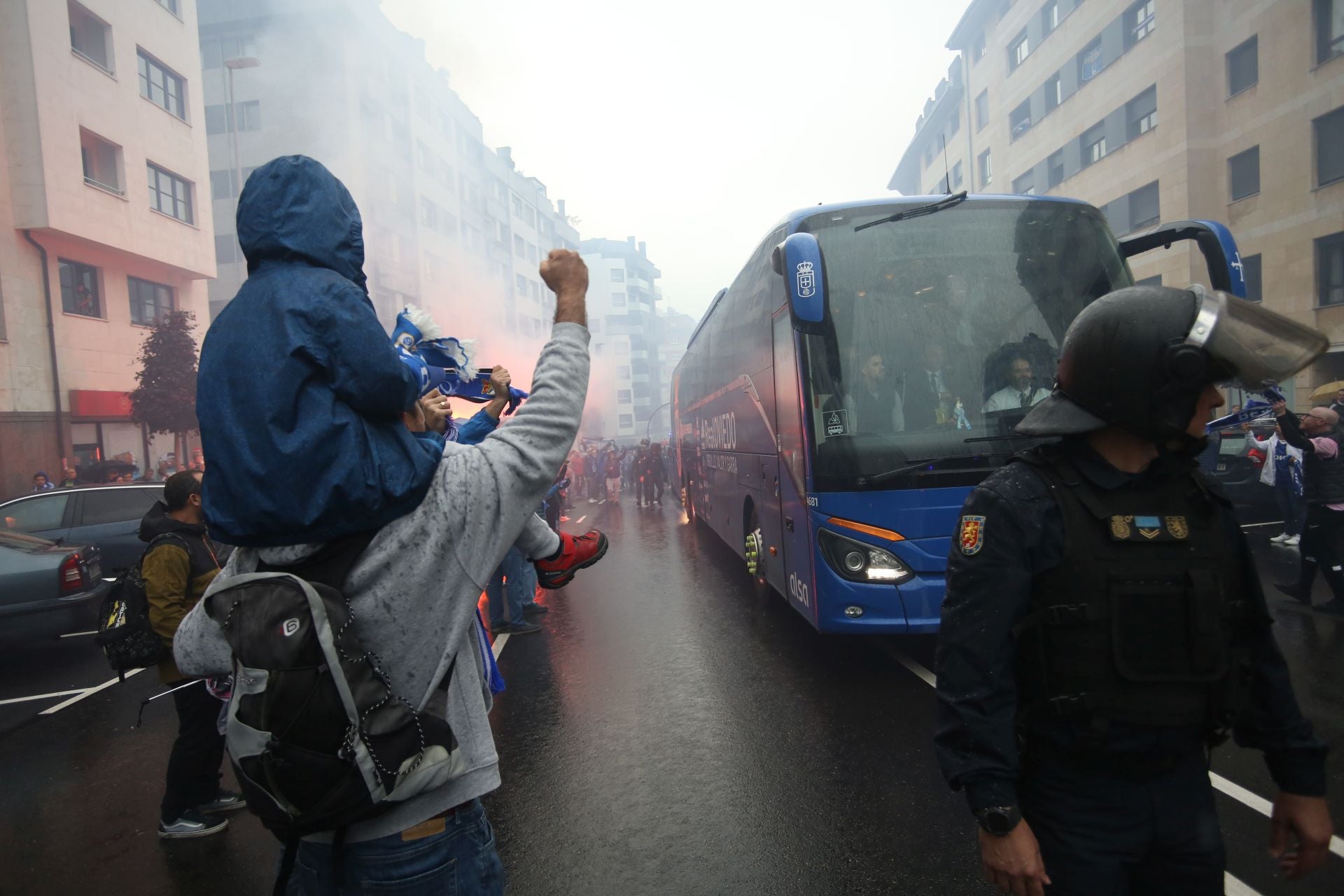 Afición inquebrantable: ambientazo en las calles para animar al Real Oviedo