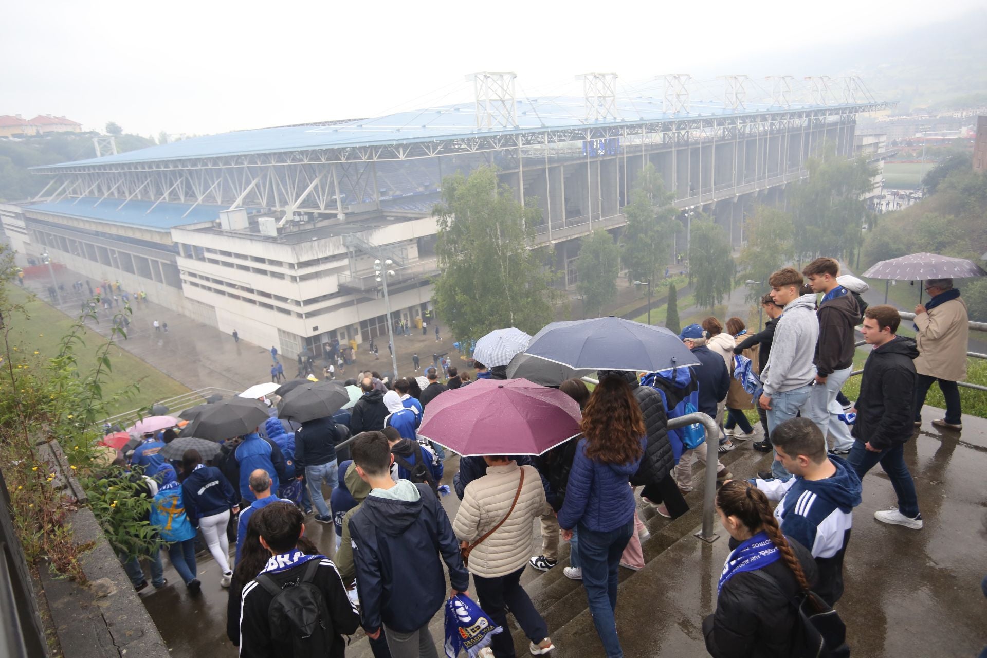 Afición inquebrantable: ambientazo en las calles para animar al Real Oviedo