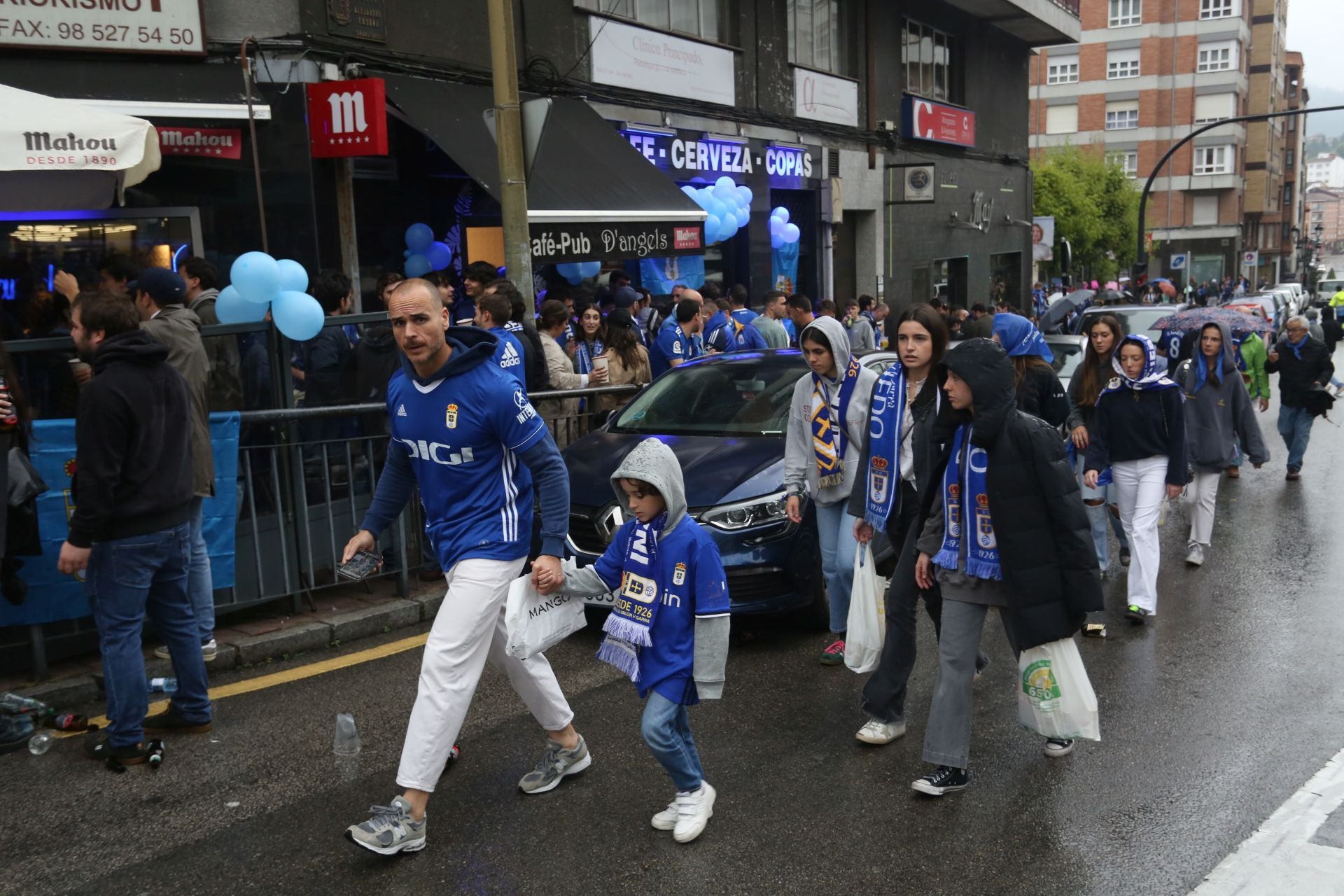 Afición inquebrantable: ambientazo en las calles para animar al Real Oviedo