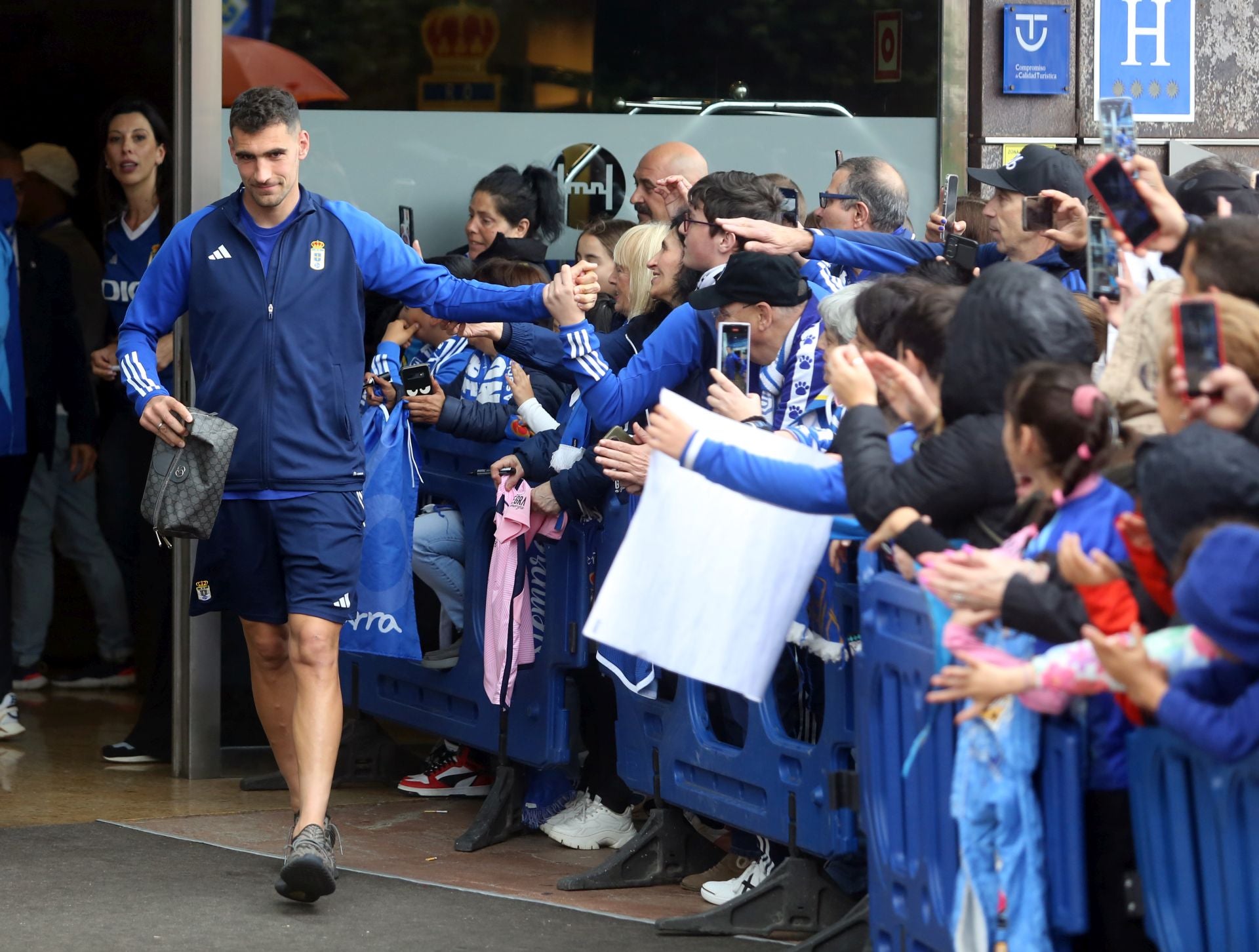 Afición inquebrantable: ambientazo en las calles para animar al Real Oviedo