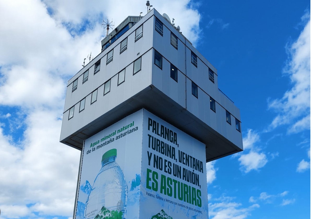 El anuncio de una empresa de agua cubre todo el fuste de la torre asturiana.