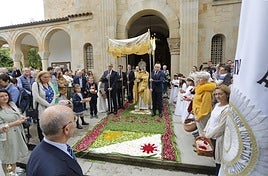 Tras la celebración del Corpus en el templo, los feligreses procesionaron con el sagrario.