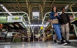 Clientes en el mercado del Fontán, en vilo por la votación que decidirá si se realizan o no las obras.
