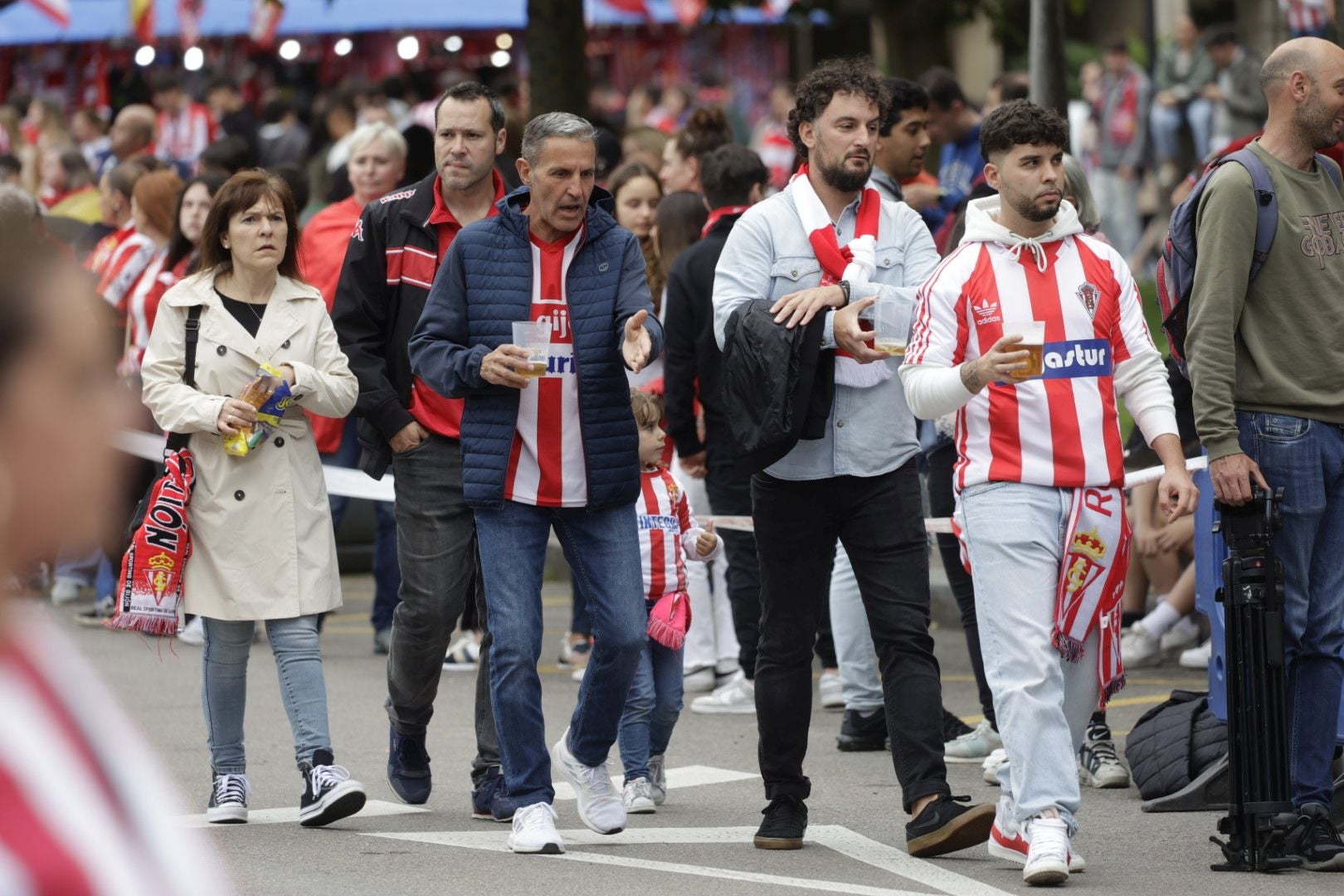 Gijón, una ciudad volcada con su equipo: «¡Vamos Sporting!»