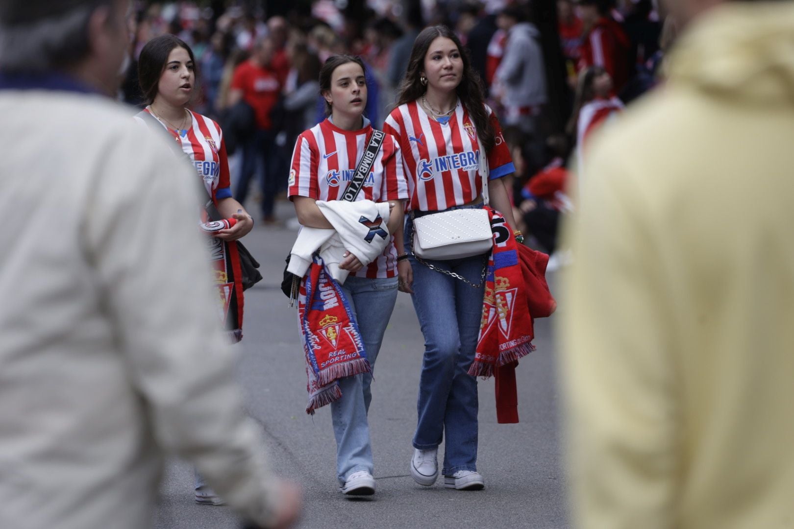 Gijón, una ciudad volcada con su equipo: «¡Vamos Sporting!»