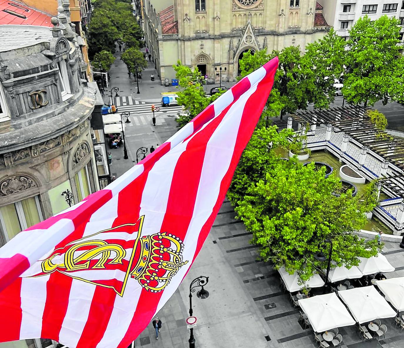 Un aficionado colocó una gran bandera del Sporting en el balcón de su vivienda, en Begoña.