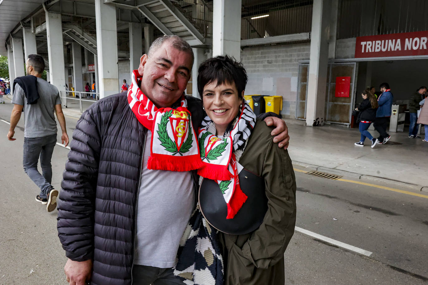 &#039;Nos va a salir bien&#039;: apoteósica bienvenida de la afición al bus del Sporting en El Molinón