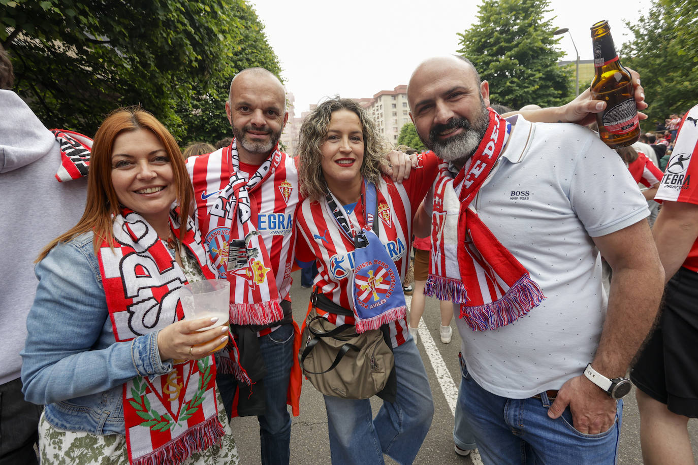 &#039;Nos va a salir bien&#039;: apoteósica bienvenida de la afición al bus del Sporting en El Molinón