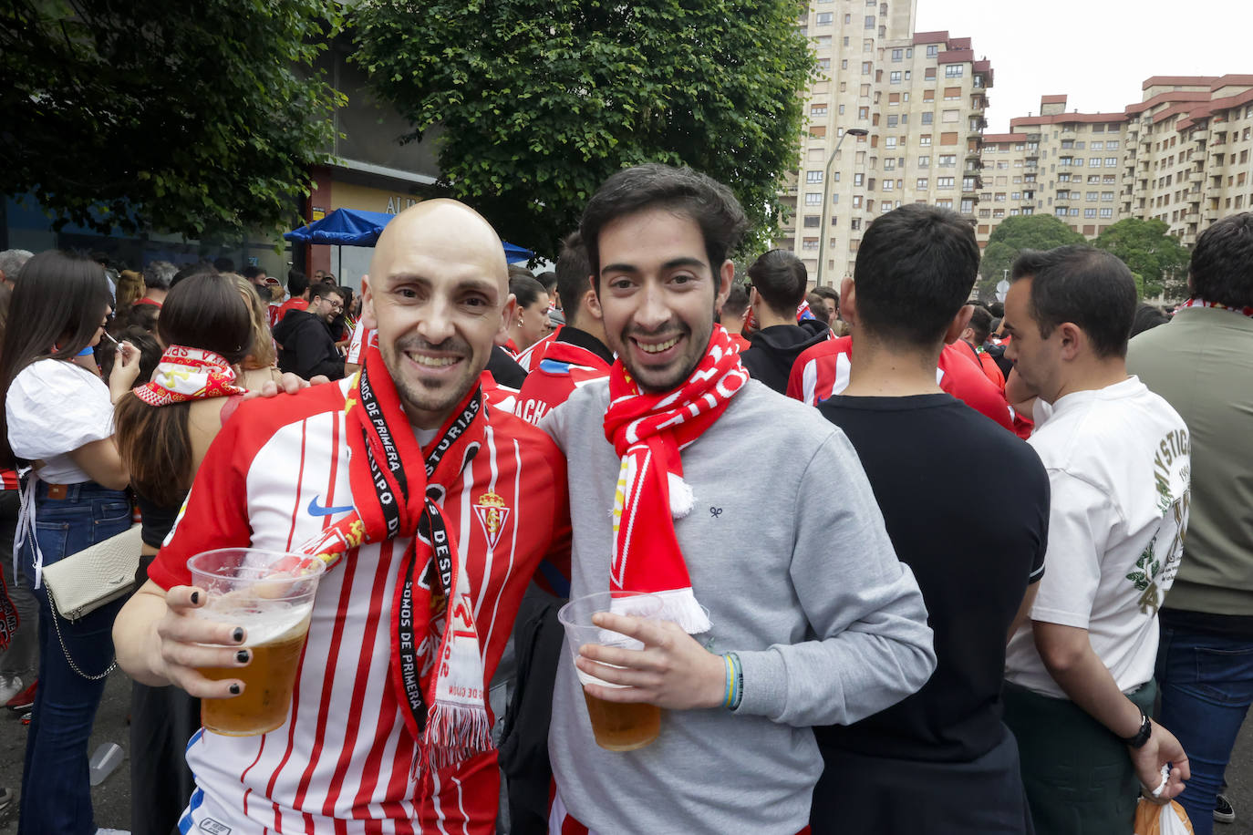 &#039;Nos va a salir bien&#039;: apoteósica bienvenida de la afición al bus del Sporting en El Molinón